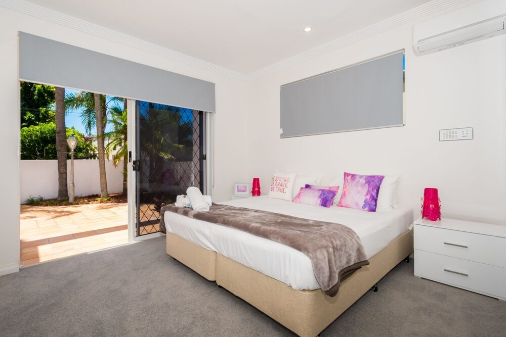 Edgewater on Chevron Waterfront 5 Bedroom Deluxe House Central Surfers Paradise Location