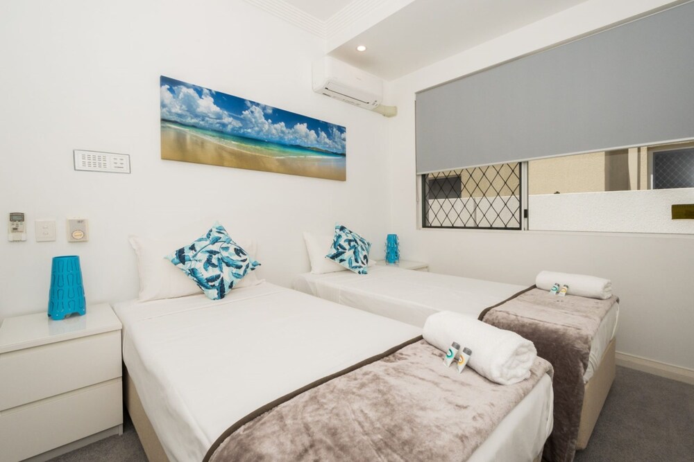 Edgewater on Chevron Waterfront 5 Bedroom Deluxe House Central Surfers Paradise Location