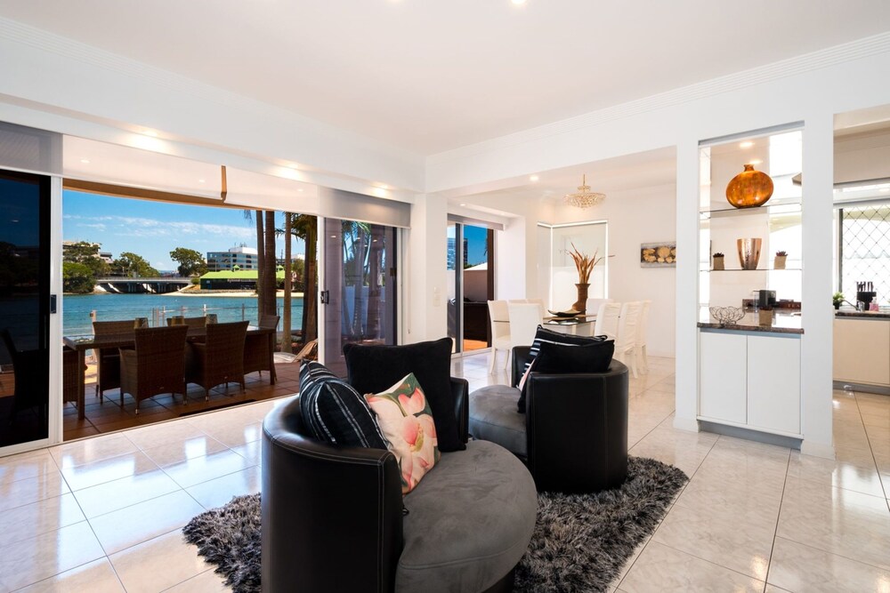 Edgewater on Chevron Waterfront 5 Bedroom Deluxe House Central Surfers Paradise Location
