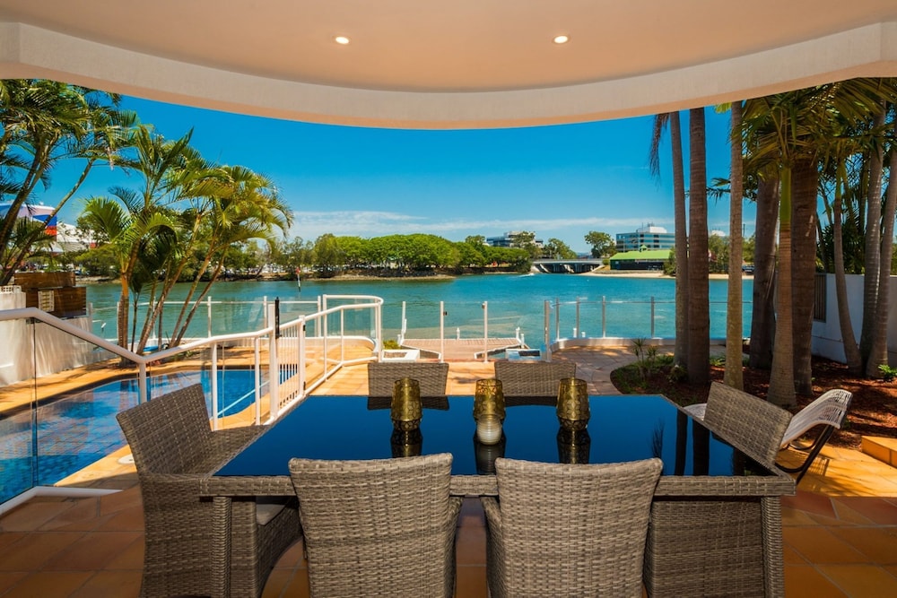 Edgewater on Chevron Waterfront 5 Bedroom Deluxe House Central Surfers Paradise Location