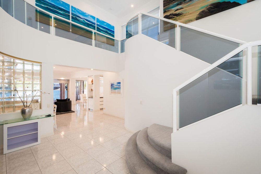 Edgewater on Chevron Waterfront 5 Bedroom Deluxe House Central Surfers Paradise Location