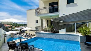 2 piscines extérieures