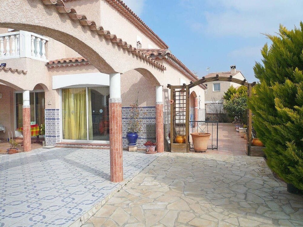 Paolille Maison Moderne Avec Grande Piscine à La Périphérie De