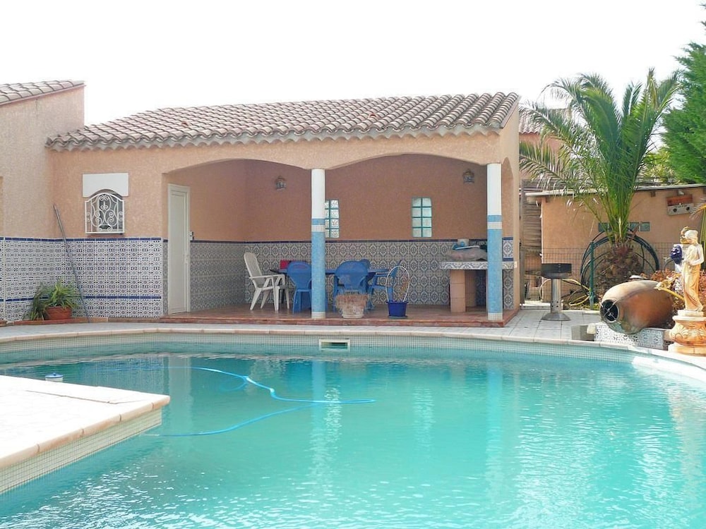 Paolille Maison Moderne Avec Grande Piscine à La Périphérie De