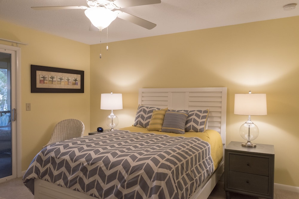 Adorable Cottage! Pet Friendly! 3 BR/2 BA w/ Golf Views! Enjoy all