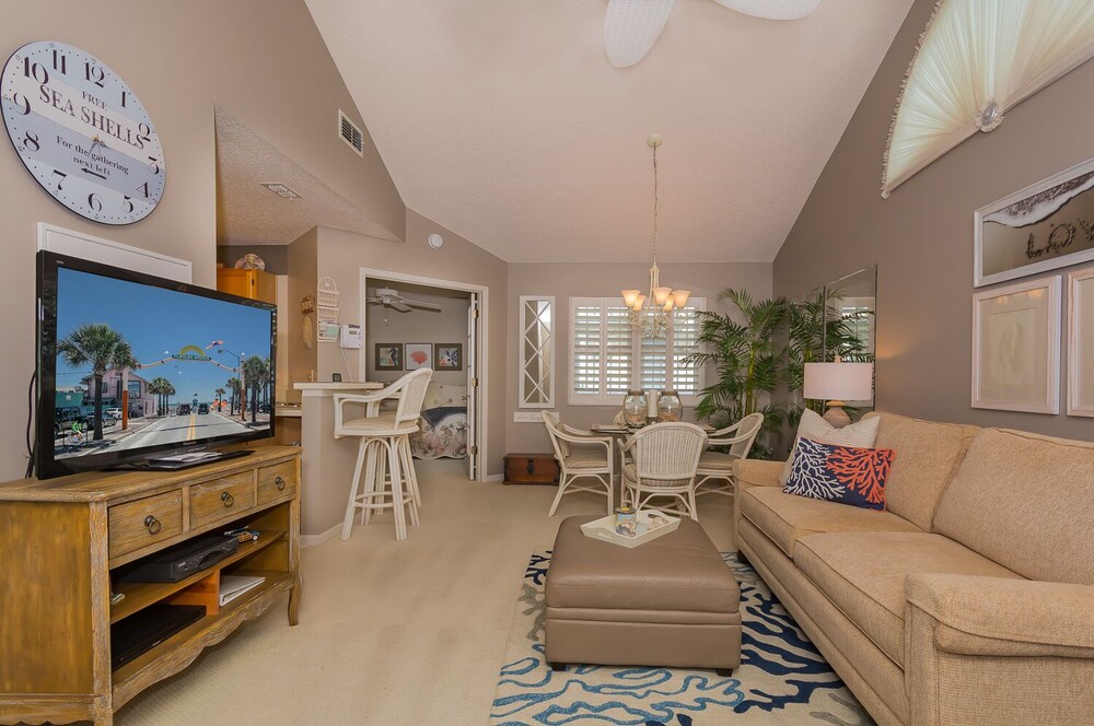 Beautifully Decorated 2 Bedroom 2 Bath Condo Walking