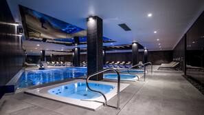 Piscine couverte, accès possible de 10 h 00 à 22 h 00, chaises longues