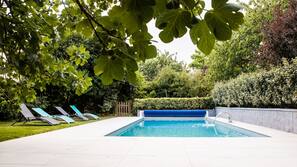 Piscine extérieure (ouverte en saison), chaises longues