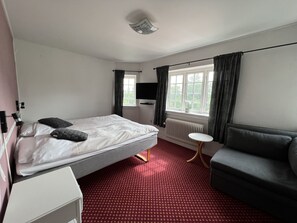 Comfort Double or Twin Room, 1 King Bed | Individually decorated, individually furnished, desk, laptop workspace