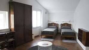 Escritorio, wifi gratis, ropa de cama