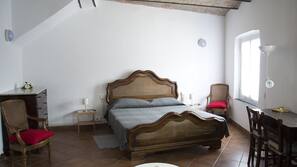 Escritorio, wifi gratis, ropa de cama