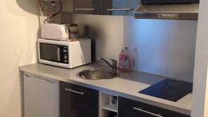 Réfrigérateur, micro-ondes, fourneau de cuisine, cafetière/bouilloire
