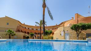 Una piscina al aire libre