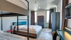 Schreibtisch, schallisolierte Zimmer, Bügeleisen/Bügelbrett