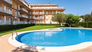 Una piscina al aire libre