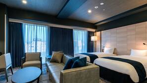 Down comforters, in-room safe, desk, blackout drapes