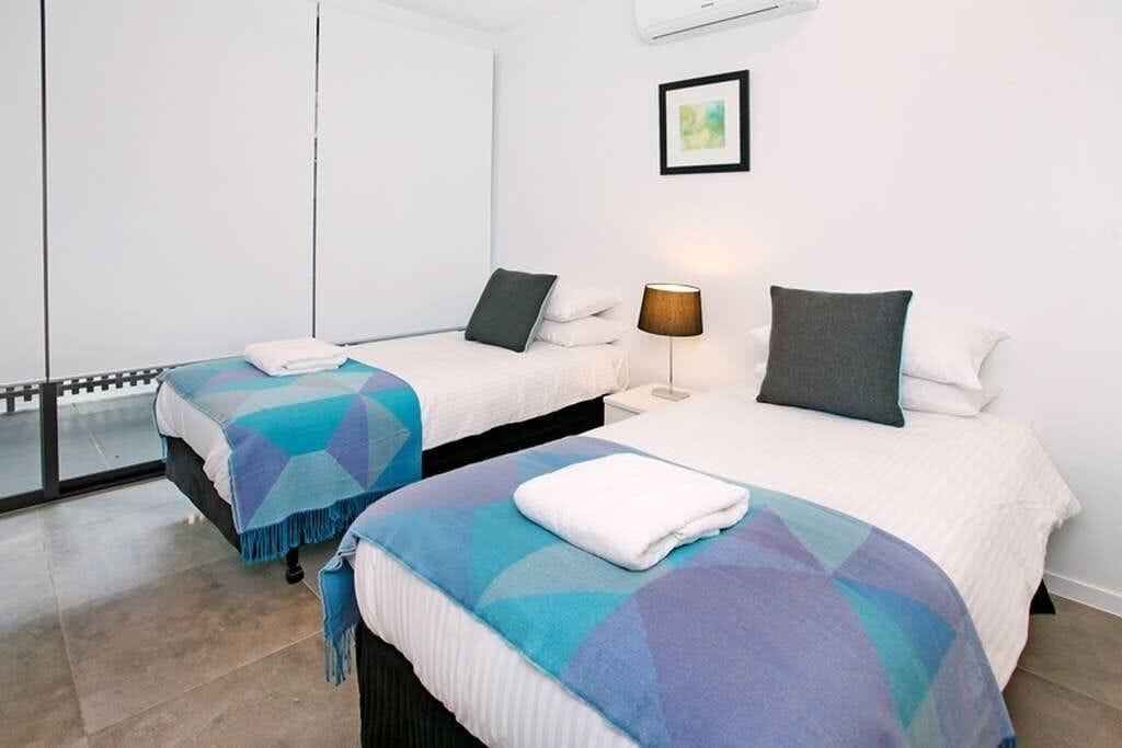 Modern and Spacious Slit-Level Executive 3BR Red Hill Apartment Close to CBD