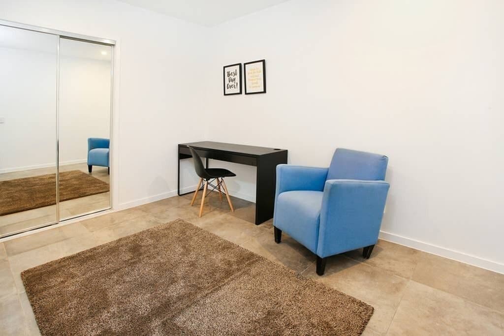 Modern and Spacious Slit-Level Executive 3BR Red Hill Apartment Close to CBD