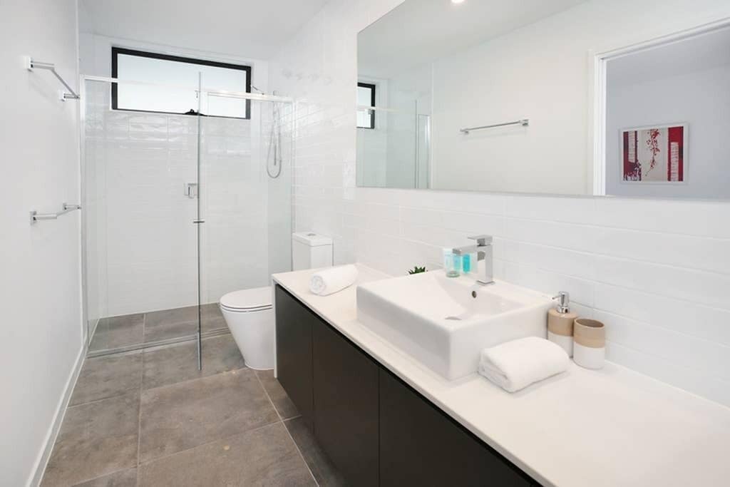 Modern and Spacious Slit-Level Executive 3BR Red Hill Apartment Close to CBD