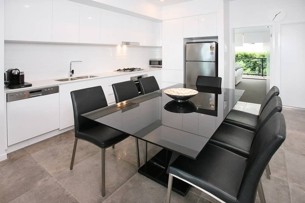 Modern and Spacious Slit-Level Executive 3BR Red Hill Apartment Close to CBD