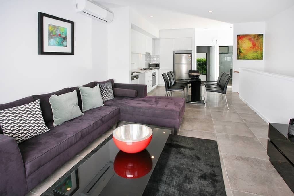 Modern and Spacious Slit-Level Executive 3BR Red Hill Apartment Close to CBD