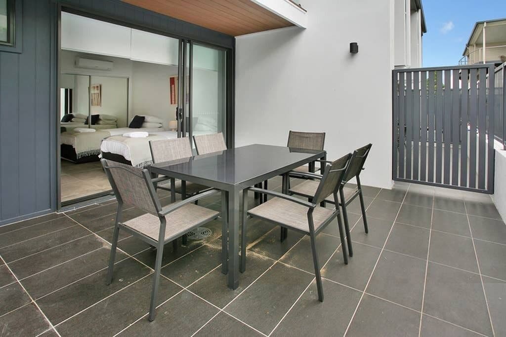 Modern and Spacious Slit-Level Executive 3BR Red Hill Apartment Close to CBD