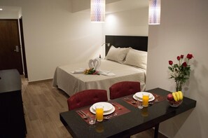 20 bedrooms, Egyptian cotton sheets, premium bedding, in-room safe