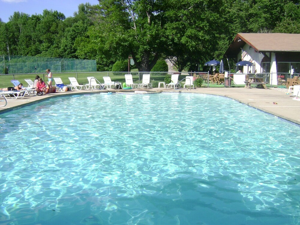 Spacious Linderhof Condo right across from Storyland! Near major ski