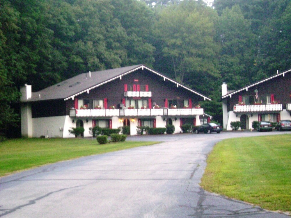 Spacious Linderhof Condo right across from Storyland! Near major ski