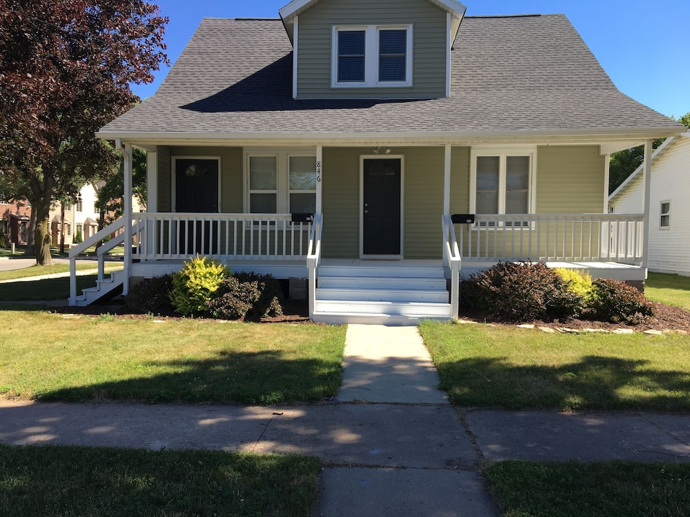 Private Upper Close to Lambeau Field, Resch Center and Shopping in Green Bay, United States