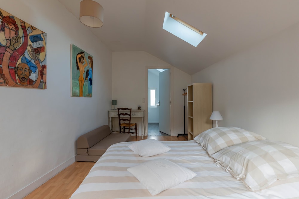 La Roseraie large 2room apartment with 200 sq.m garden in the heart