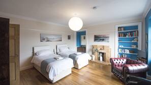 5 bedrooms, iron/ironing board, WiFi, linens