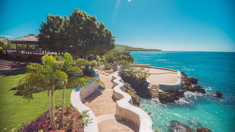 Villa Gilgal Possibilities are endless.... Fully Staffed Whitehouse