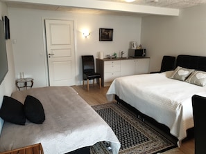 Deluxe Triple Room, Accessible, Kitchenette | Private kitchenette | Highchair