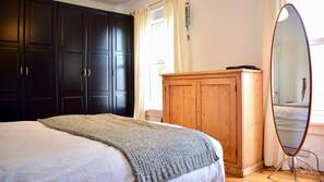 3 bedrooms, premium bedding, iron/ironing board, free WiFi