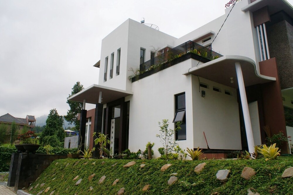 Modern Cozy Villa In A Great Location Puncak Taman Safari