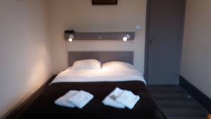 2 chambres, coffre-forts dans les chambres, fer et planche à repasser