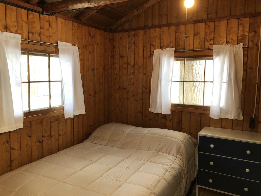 Cozy "Sailing" Cabin in the woods with Pentwater Lake frontage and