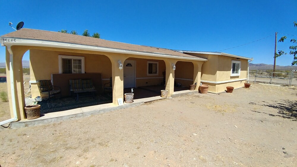2bedroom desert oasis in Dolan Springs, Arizona trail to the Grand