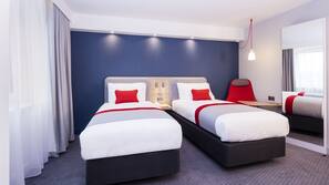 Zimmersafe, Schreibtisch, Verdunkelungsvorhänge, schallisolierte Zimmer