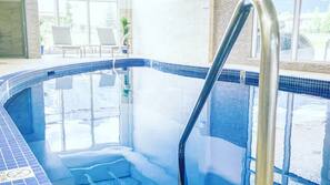 Una piscina cubierta