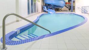 Una piscina cubierta
