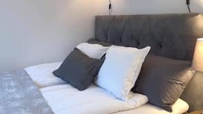 1 soveværelse, med varierende dekoration, med varierende møblement