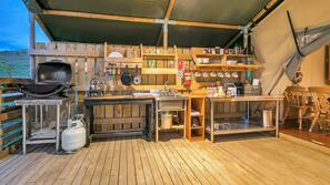 Hob, cookware/dishes/utensils