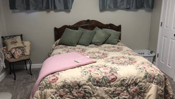 2 bedrooms, iron/ironing board, WiFi, linens