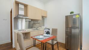 Full-size fridge, stovetop, cookware/dishes/utensils