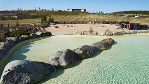 2 outdoor pools