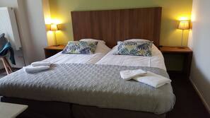 Een bureau, een strijkplank/strijkijzer, gratis babybedden, gratis wifi