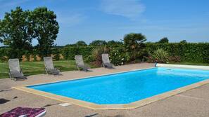 Piscine extérieure, chaises longues