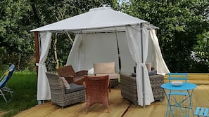 Piscine extérieure (ouverte en saison), parasols de plage